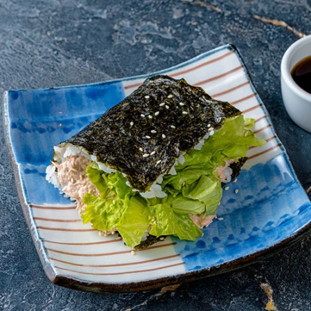 Онигири с тунцом