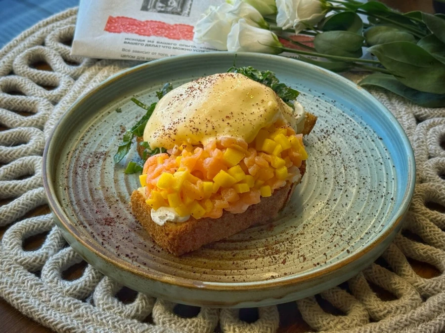 Бриошь тост с форелью и яйцом паошот