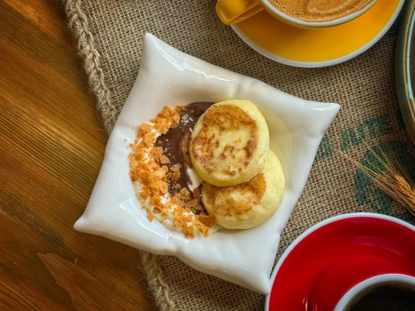 Сырники с кремом и шоколадной сгущенкой