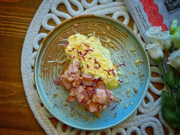 Бриошь тост с беконом и скрэмблом