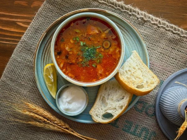Наваристая мясная солянка