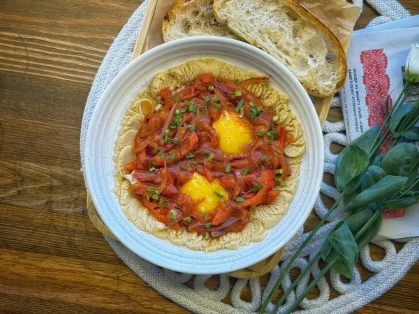 Шакшука с хумусом по-израильски