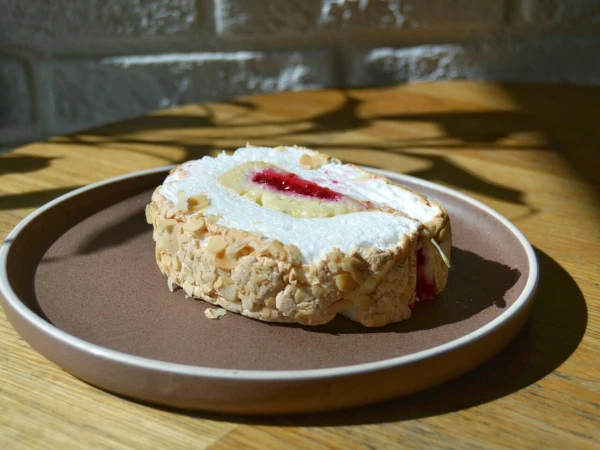 Меренговый рулет фисташковый с малиной