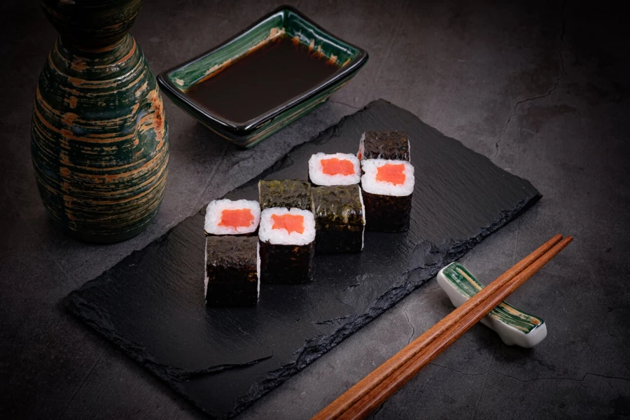 Ролл с копченным лососем