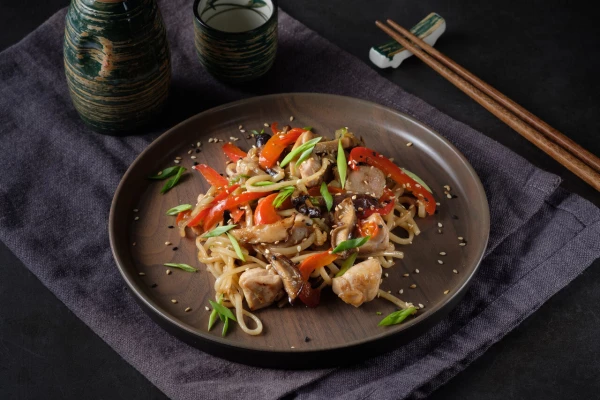 Удон с курицей и шиитаке с терияки соусом