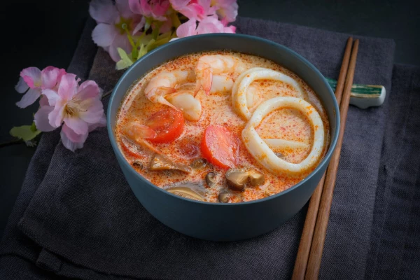 Том ям с морепродуктами