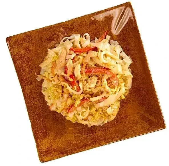 Wok с кальмаром и лососем в сливочно - устричным соусе   