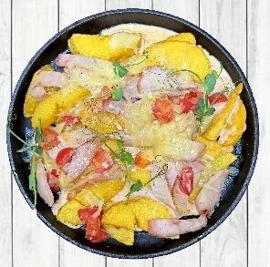 Запеченый картофель со свининой и острым соусом
