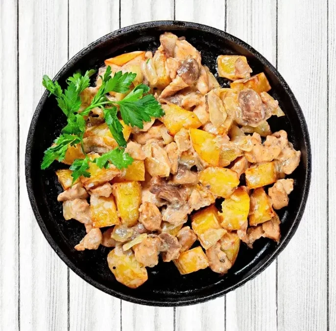 Запеченый картофель с цыпленком и шампиньонами в сливочном соусе  