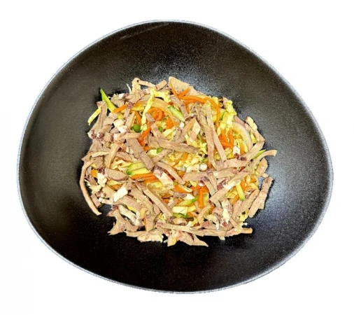Салат с языком и соусом унаги