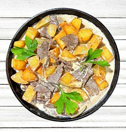 Запеченый картофель с мраморной говядиной в сливочном соусе   