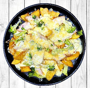 Запеченый картофель с цыпленком и брокколи