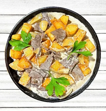 Запеченый картофель с мраморной говядиной в сливочном соусе