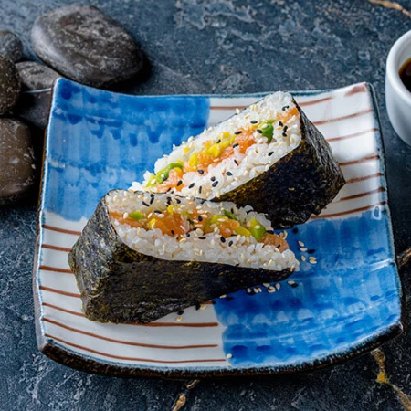 Онигири с лососем