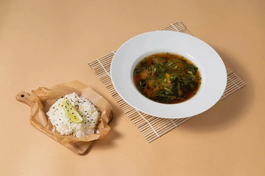 Мисо-суп с сыром тофу и рисом