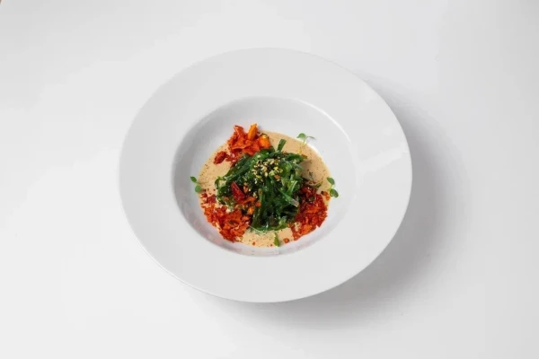 Салат чука с ореховым соусом и чили