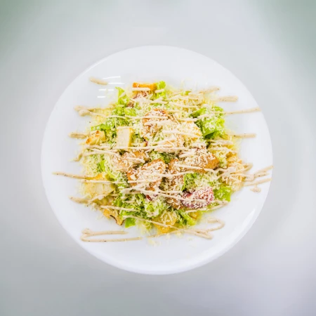 Салат Цезарь с курицей