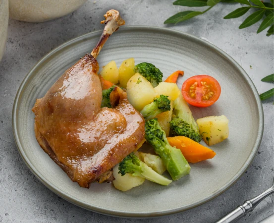Утиная ножка конфи с овощами