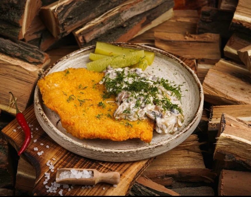 Шницель с жульеном и маринованным огурцом