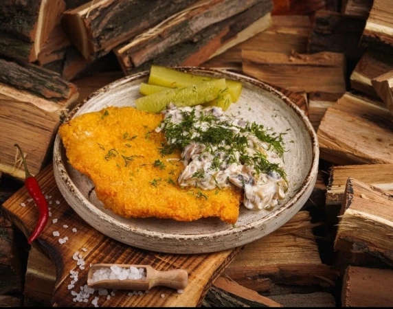 Шницель куриный с жульеном и маринованным огурцом