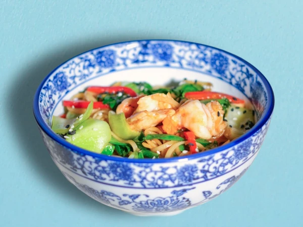 Лапша яичная с курицей и креветками