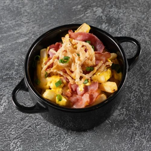 Картофель фри с беконом,сырным соусом и криспи луком 
