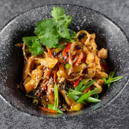 Wok-лапша с цыпленком и хрустящими овощами в пряном соусе