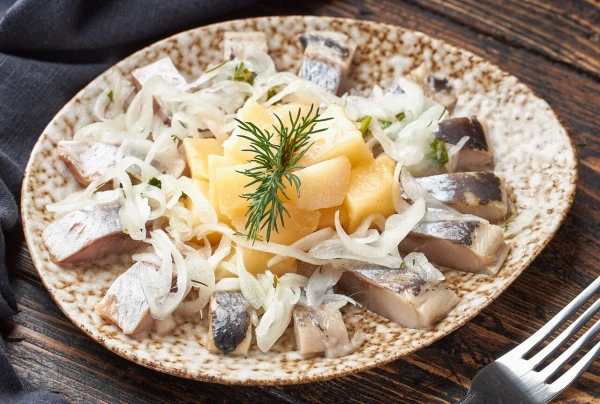 Селёдка с картофелем и маринованным луком