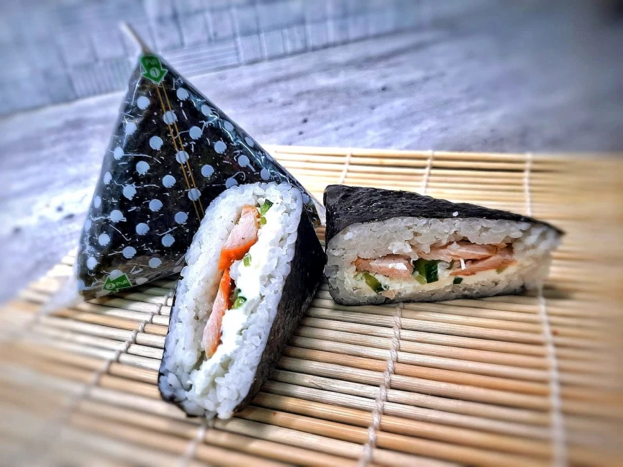 Онигири с курицей 