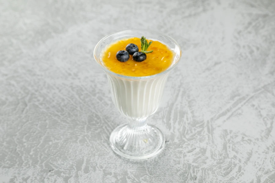 Панакота с апельсиновым джемом и голубикой
