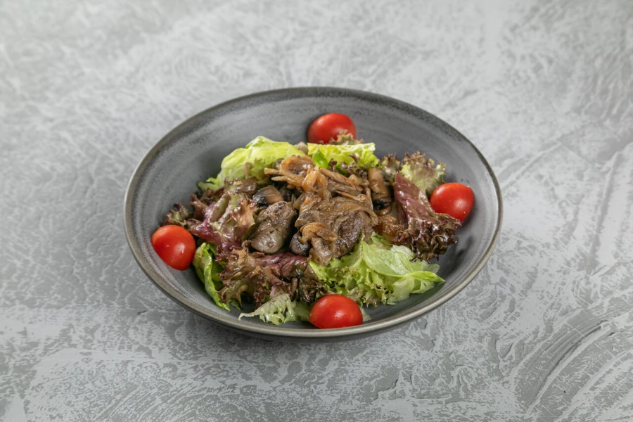 Теплый салат с куриной печенью
