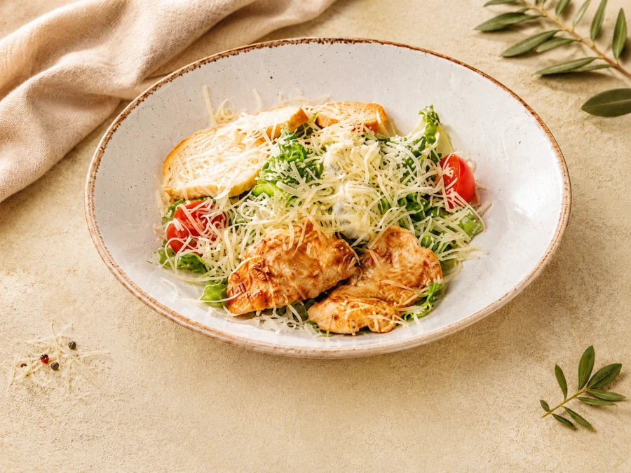 Салат Цезарь с курицей