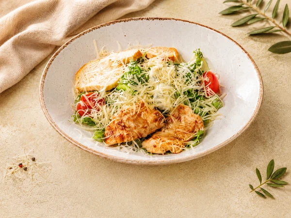 Салат Цезарь с курицей