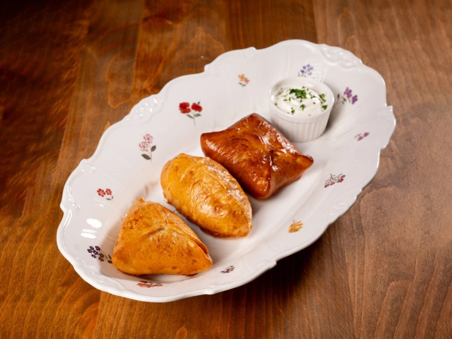 Пирожок с яйцом и луком