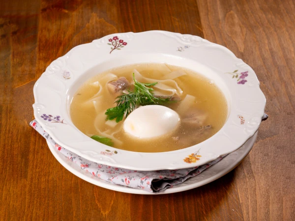 Куриный бульон с лапшой и яйцом
