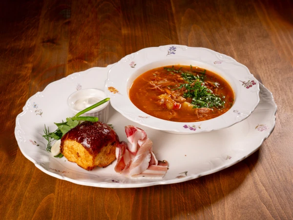 Щи суточные с пампушкой, салом и сметаной