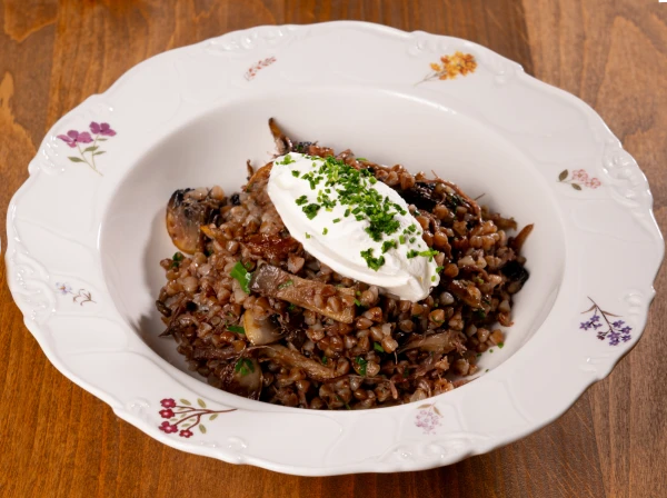 Гречневая каша с говяжьей щекой, грибами и копчёной сметаной