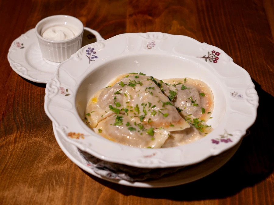 Вареники с капустой и сметаной