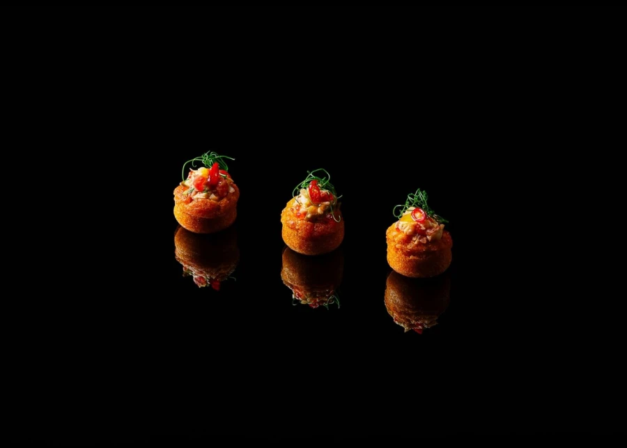 Томатный бисквит с салатом из мяса камчатского краба, 12 шт