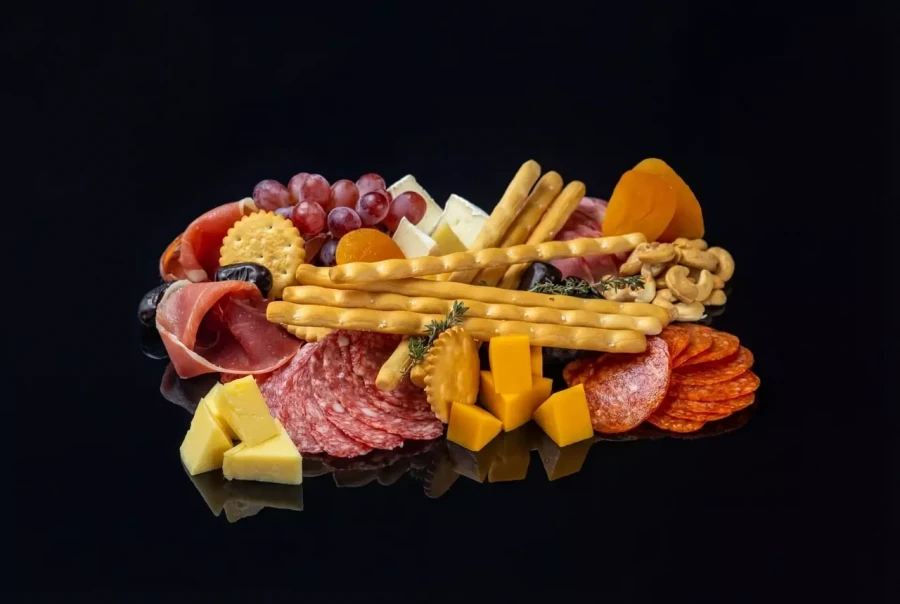 «Шаркутери борд» с мясной гастрономией, с премиум сырами, орехами, сухофруктами и крекером