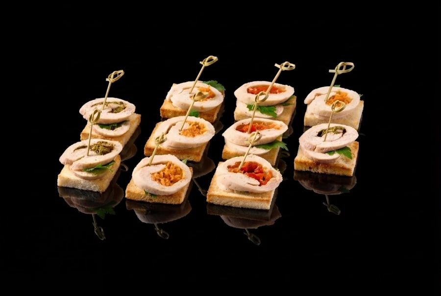 Канапе с куриным рулетом, 12 шт