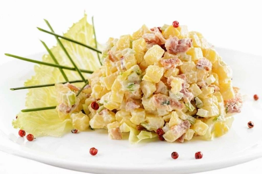 Салат американский картофель с беконом