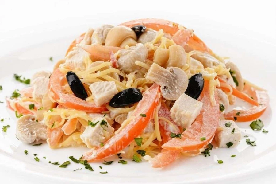 Салат с курицей, сыром и грибами
