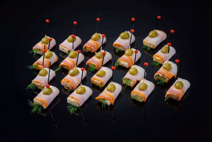 Канапе с грудинкой, 20 шт