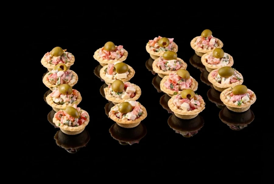 Тарталетки с сыром, тархуном и томатами, 16 шт