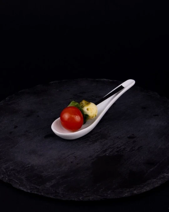 Мини-капрезе с соусом песто, 15 шт.