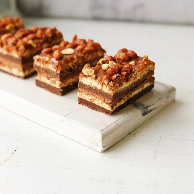 Пирожное с соленой карамелью и арахисом