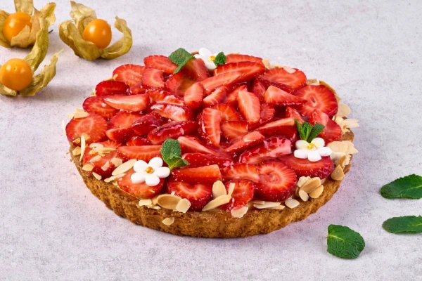 Фермерский сырный пирог с клубникой