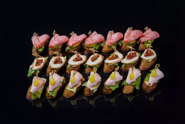 Сет мясных брускетт на ржаном хлебе, 21 шт