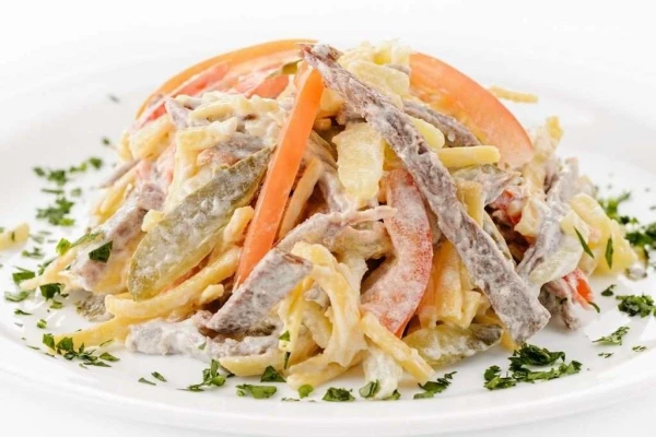 Салат с говядиной и маринованными огурцами